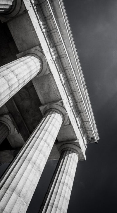 vista-angulo-columnas-edificio-768x1152